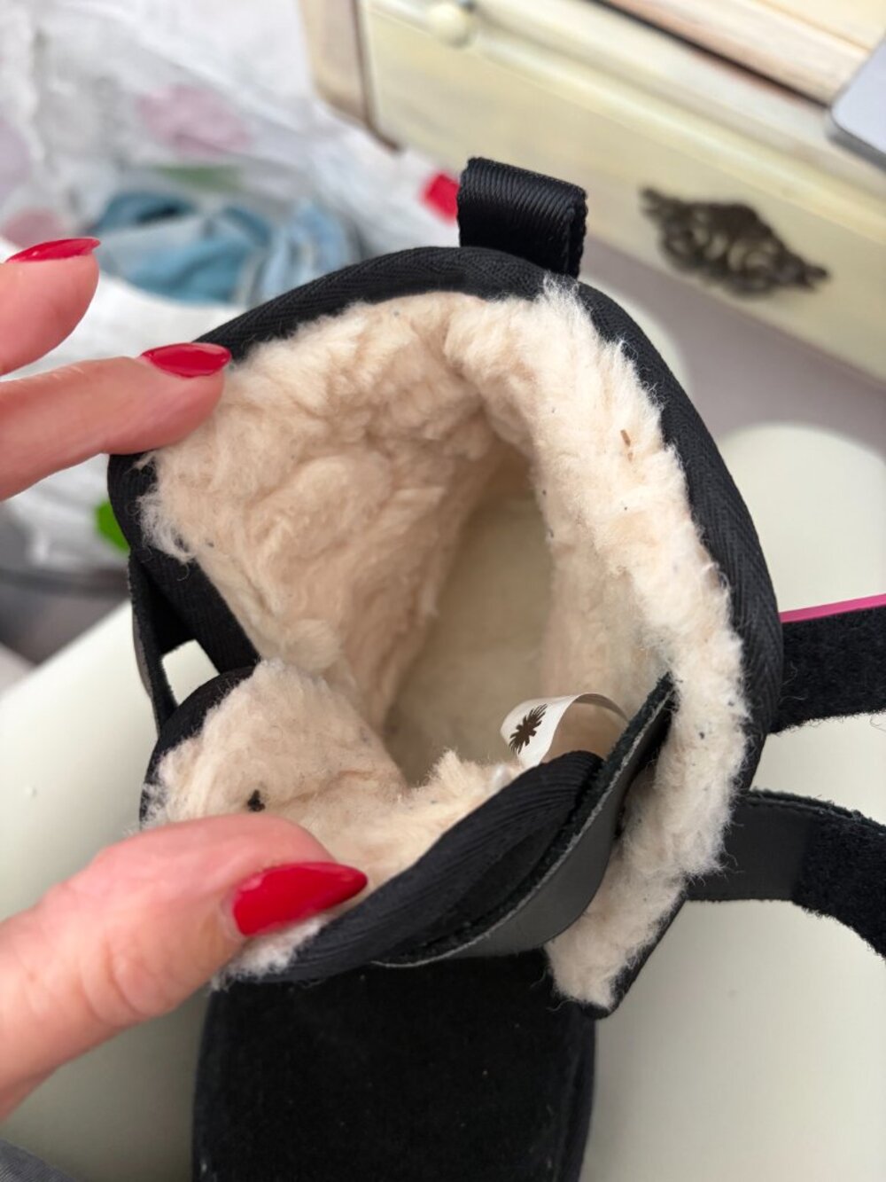 UGG - Picture 3 of 3